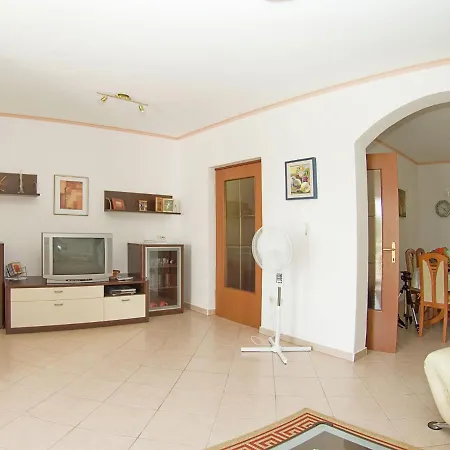 Spacious And Comfortable House With Beautiful Garden Near Tar And Beach 900 M Tar-Vabriga