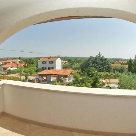 Spacious And Comfortable House With Beautiful Garden Near Tar And Beach 900 M Hébergement de vacances Tar-Vabriga