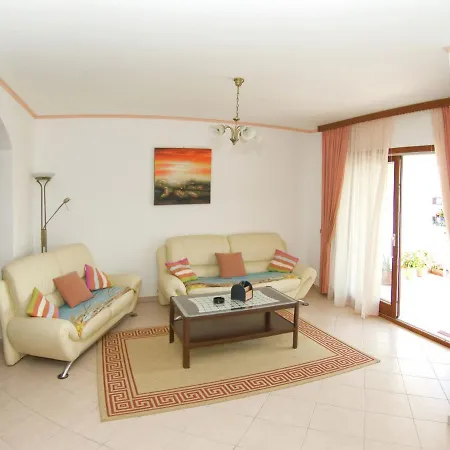 Spacious And Comfortable House With Beautiful Garden Near Tar And Beach 900 M Hébergement de vacances Tar-Vabriga