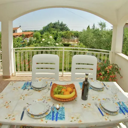 Spacious And Comfortable House With Beautiful Garden Near Tar And Beach 900 M Hébergement de vacances