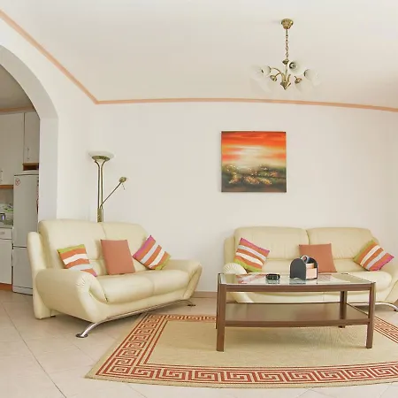 Spacious And Comfortable House With Beautiful Garden Near Tar And Beach 900 M Hébergement de vacances