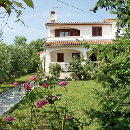 Spacious And Comfortable House With Beautiful Garden Near Tar And Beach 900 M Tar-Vabriga