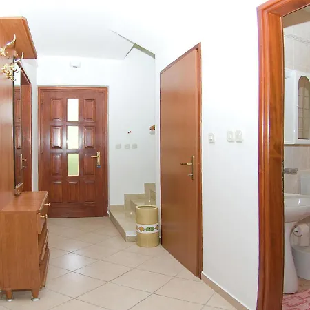 Spacious And Comfortable House With Beautiful Garden Near Tar And Beach 900 M Hébergement de vacances