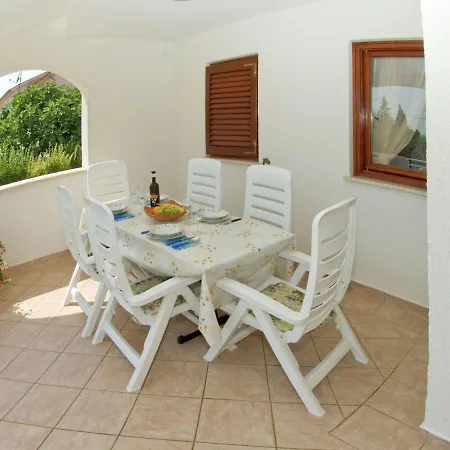 Vakantiehuis Spacious And Comfortable House With Beautiful Garden Near Tar And Beach 900 M *