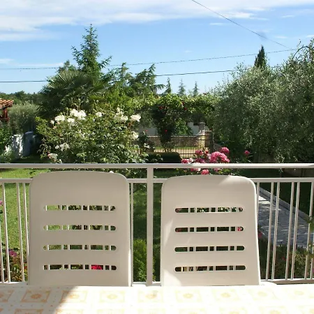 Spacious And Comfortable House With Beautiful Garden Near Tar And Beach 900 M Hébergement de vacances Tar-Vabriga