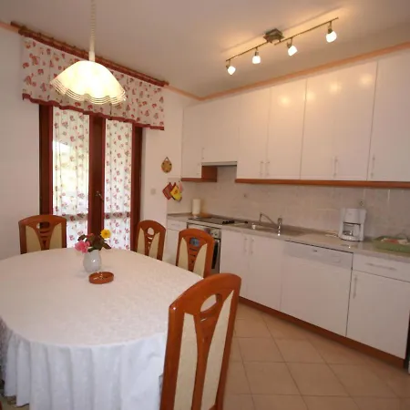 Hébergement de vacances Spacious And Comfortable House With Beautiful Garden Near Tar And Beach 900 M Tar-Vabriga