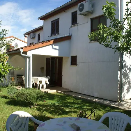 Spacious And Comfortable House With Beautiful Garden Near Tar And Beach 900 M Hébergement de vacances Tar-Vabriga