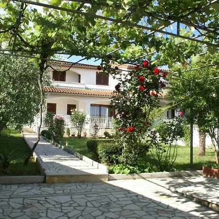 Spacious And Comfortable House With Beautiful Garden Near Tar And Beach 900 M Hébergement de vacances Tar-Vabriga