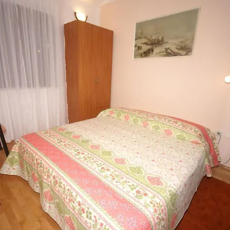 Spacious And Comfortable House With Beautiful Garden Near Tar And Beach 900 M Vakantiehuis *