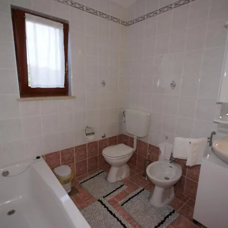 Vakantiehuis Spacious And Comfortable House With Beautiful Garden Near Tar And Beach 900 M Tar-Vabriga